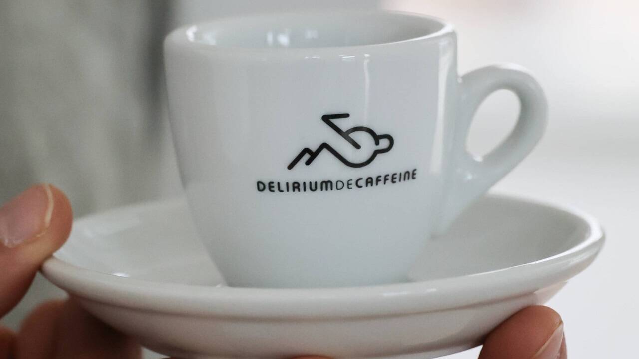 Im Logo des Cafés lassen sich Berge und ein Fahrrad erkennen. 