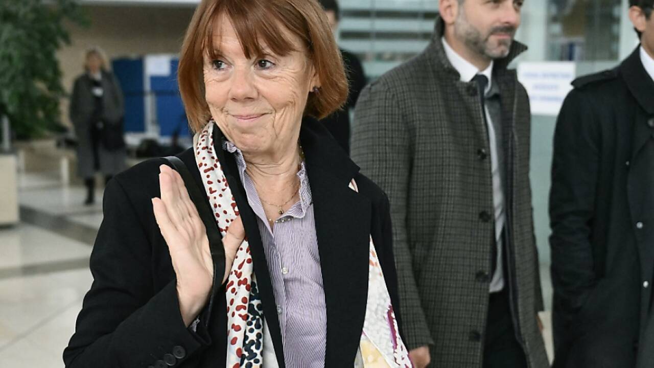 Gisèle Pelicot in Begleitung ihrer Anwälte in Avignon 