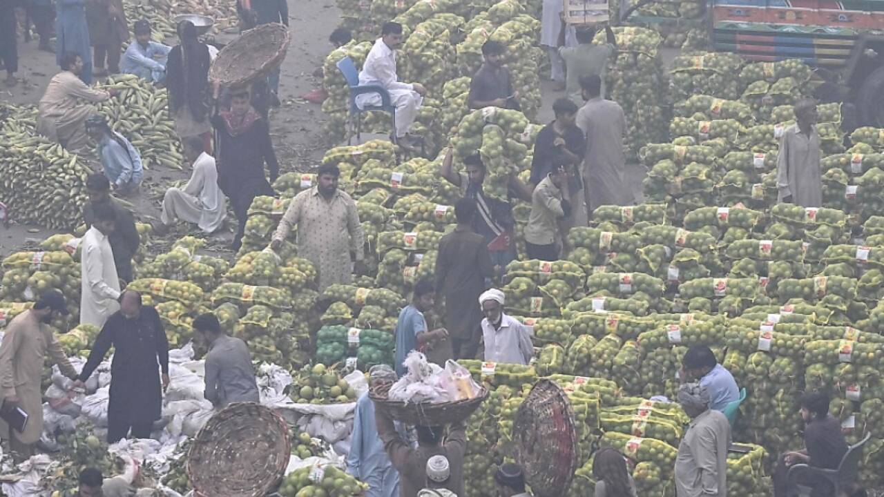 Lebensmittelmarkt im Smog in Lahore 