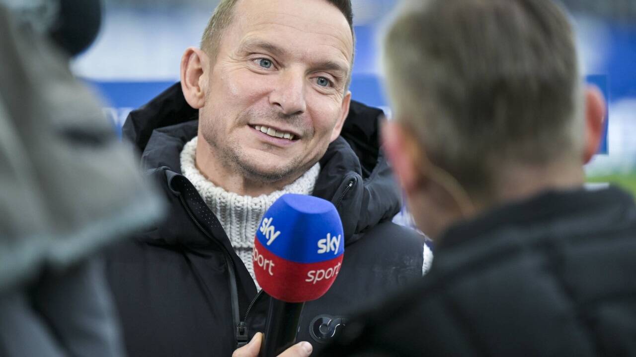 Nach den Interviews ging es für den gesperrten Trainer Pep Lijnders auf die Tribüne. 