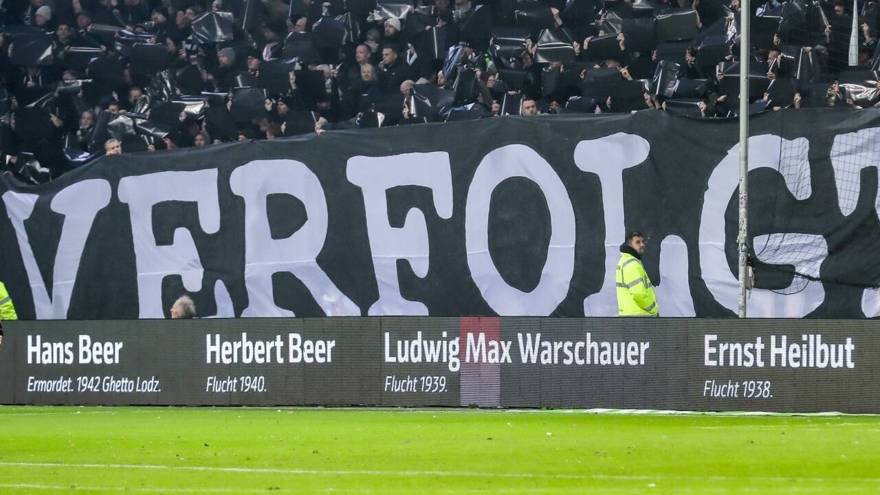 Die Fans von St. Pauli gestalteten am Samstag eine eigene Choreografie im Gedenken an die Novemberpogrome. 