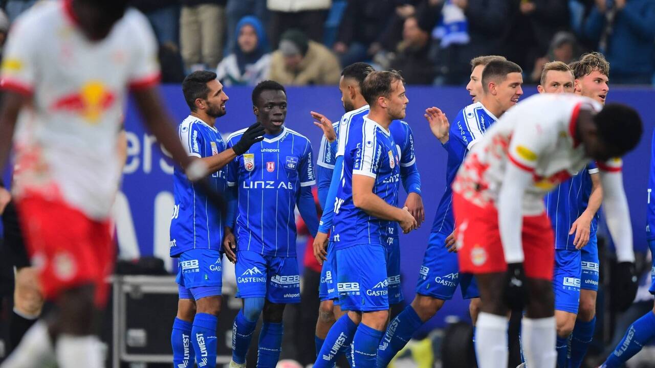 Verkehrte Fußballwelt: Jubelnde Linzer, enttäuschte Salzburger. 