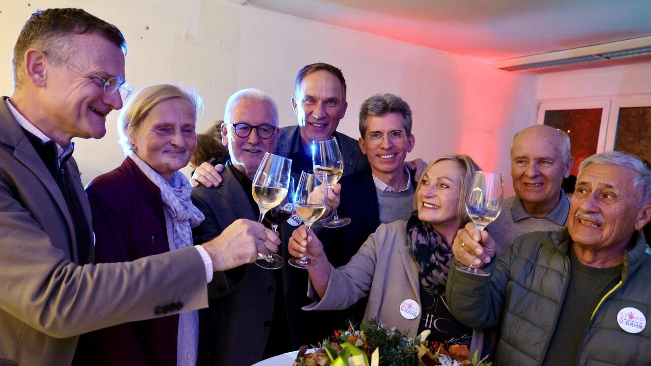 Feierten die Ablehnung zum S-Link: Dieter Hofer, Hadwig Soyoye-Rothschädl, Wilfried Rogler, Martin Gissel, Christoph Steiner, Andrea Pils-Golser, Walter Hebsacker und Willi Rehberg. 