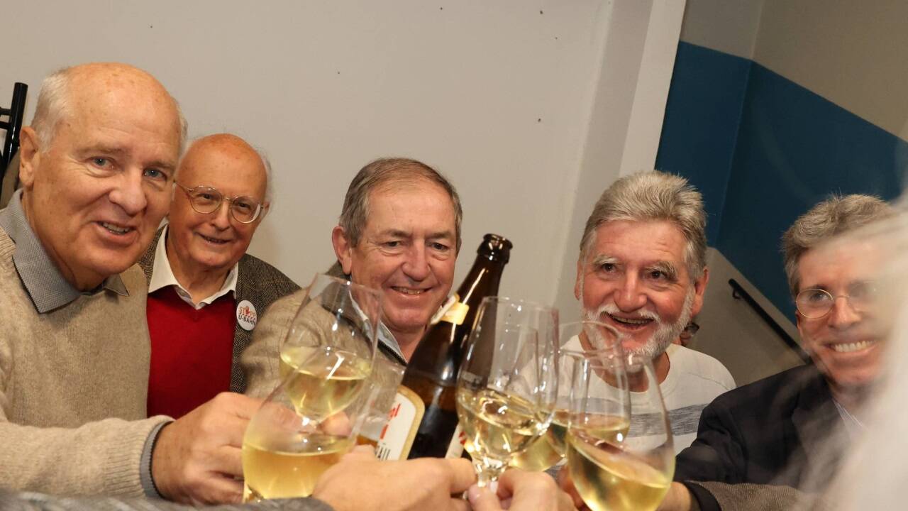 Stießen auf den Ausgang der Volksbefragung an: Walter Hebsacker, Heinz Kloss, Heinz Schaden, Erwin Müller und Christoph Steiner. 