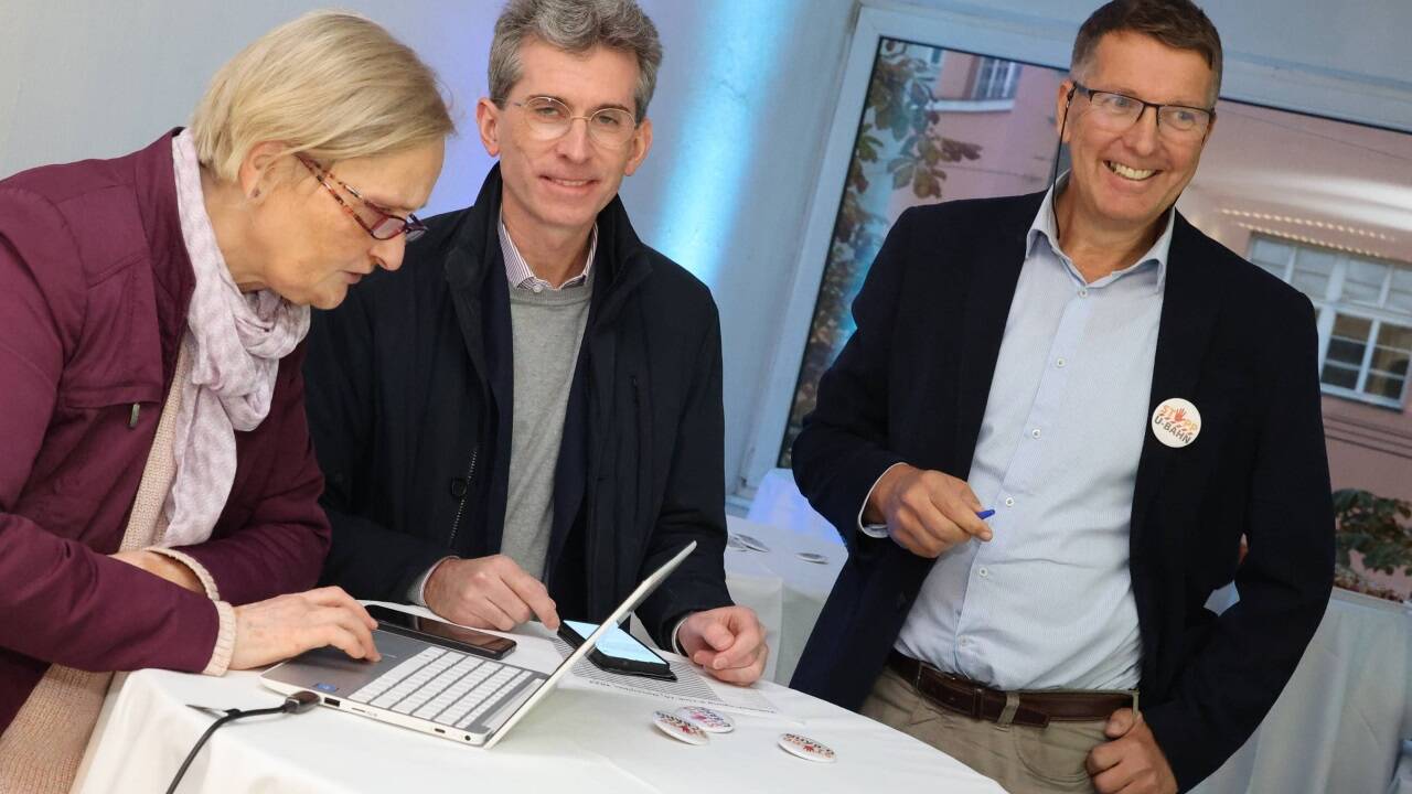 Hadwig Soyoye-Rothschädl, Christoph Steiner und Rudolf Frauenschuh verfolgten die laufende Veröffentlichung der Ergebnisse. 