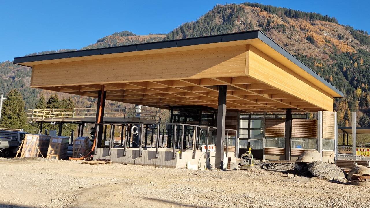 Die aktuelle Bahnhofsbaustelle in Maishofen. 