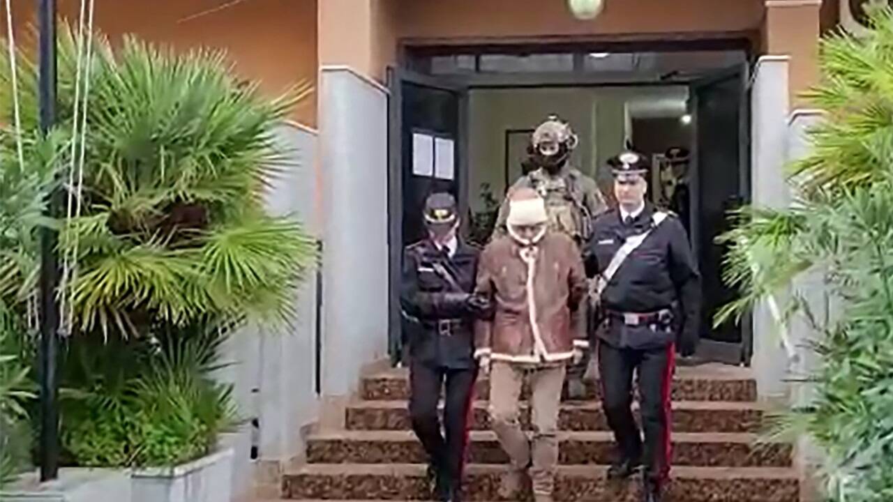 Matteo Messina Denaro bei seiner Überführung von der Carabinieri-Polizeistation San Lorenzo in Palermo an einen ungenannten Ort, nachdem er in seiner Heimat Sizilien nach 30 Jahren auf der Flucht verhaftet worden war. Matteo Messina Denaro bei seiner Überführung von der Carabinieri-Polizeistation San Lorenzo in Palermo an einen ungenannten Ort, nachdem er in seiner Heimat Sizilien nach 30 Jahren auf der Flucht verhaftet worden war.