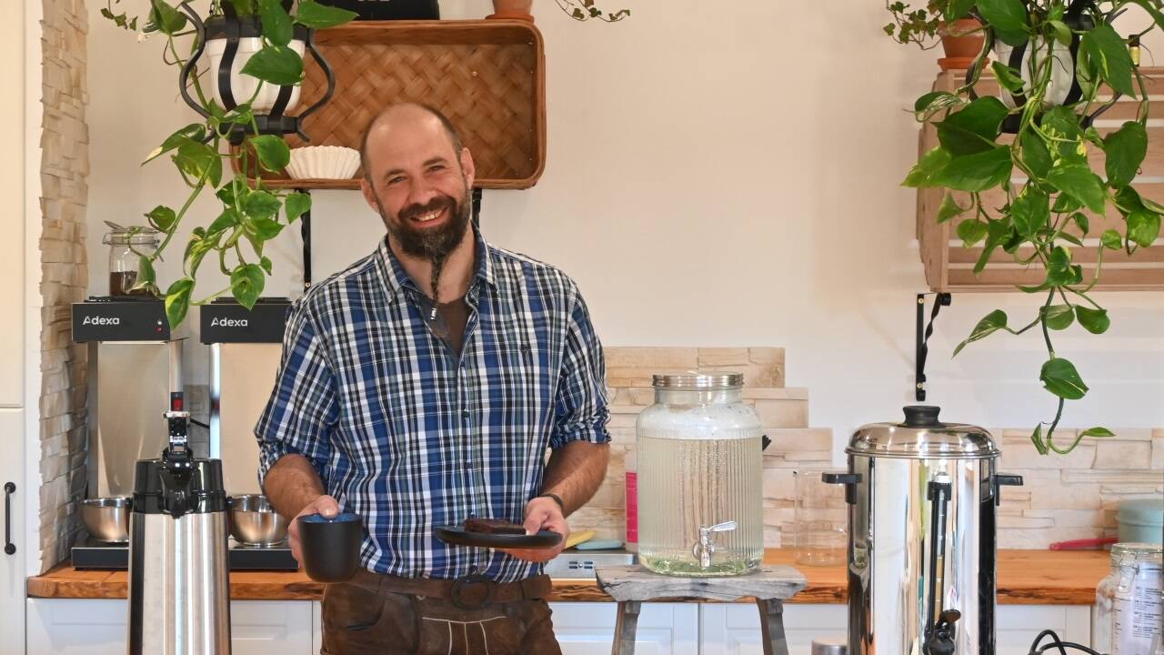 Martin Schramm im Lilla Österrike, dem Kaffeehaus, das im Advent mit Vanillekipferln eröffnet wird. 