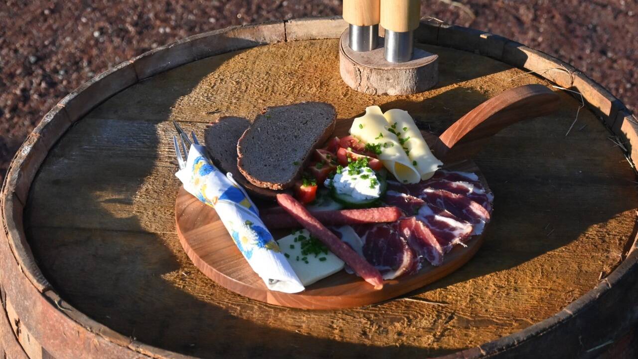 Auch eine echte Brettljause gibt’s auf dem schwedischen Bauernhof.  