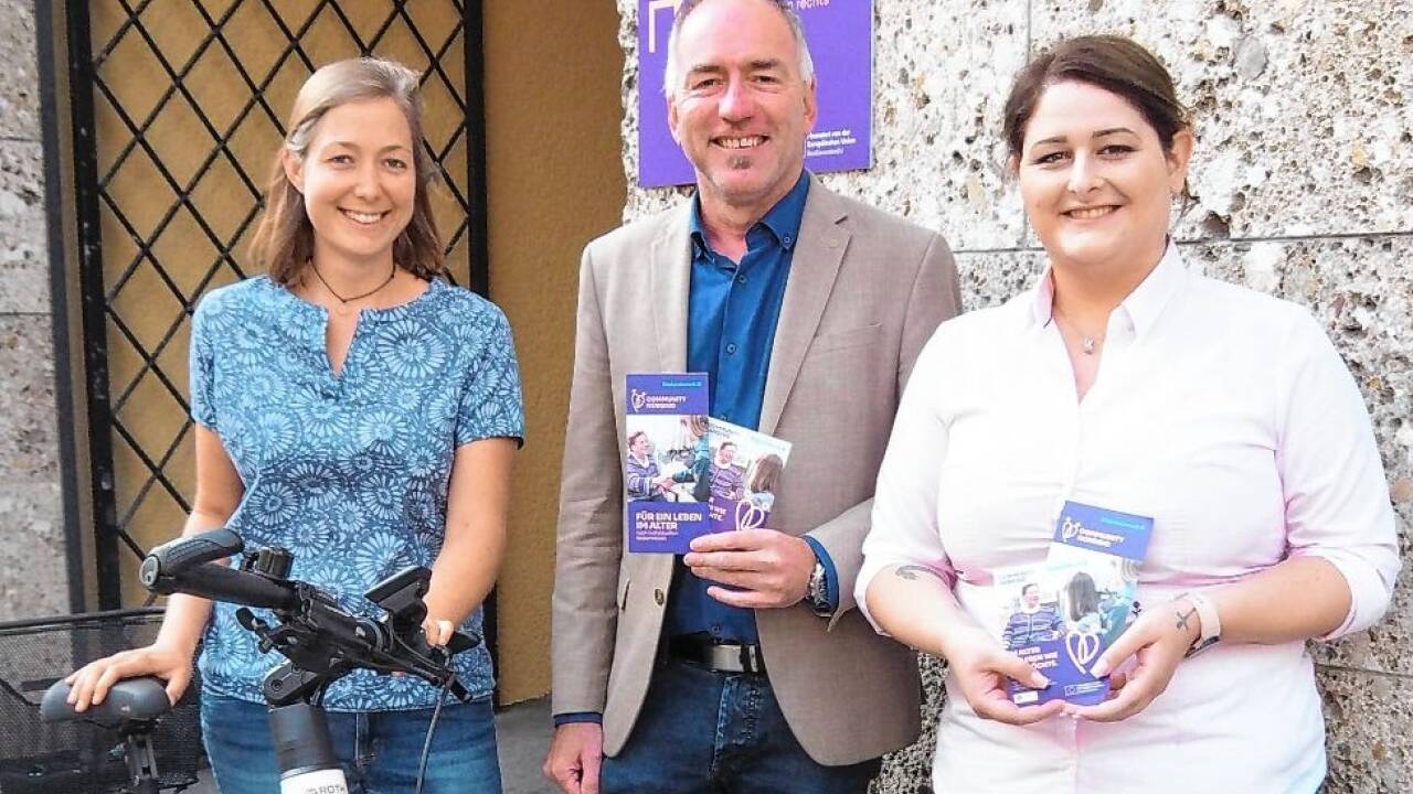 Im Herbst 2022 ging das Team der Community Nurses (hier Verena Kocher und Lisa Kosel mit Bgm. Stangassinger) mit viel Optimismus in das Projekt .  Bild: Im Herbst 2022 ging das Team der Community Nurses (hier Verena Kocher und Lisa Kosel mit Bgm. Stangassinger) mit viel Optimismus in das Projekt . Bild: