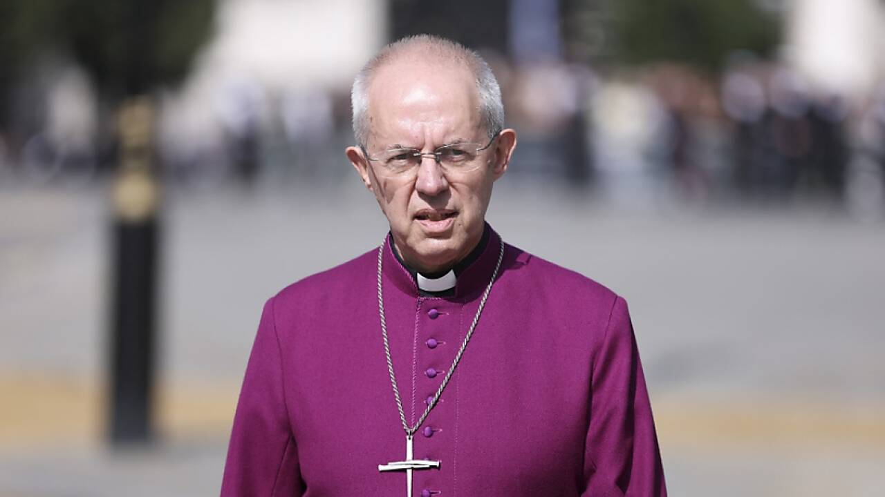 Welby zieht sich nach innerkirchlichem Druck zurück 