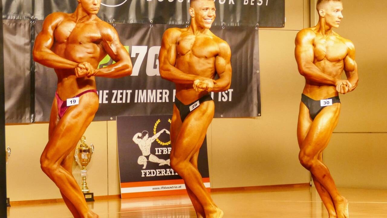 Die Teilnehmer der Junioren-Bodybuilding-Klasse.  