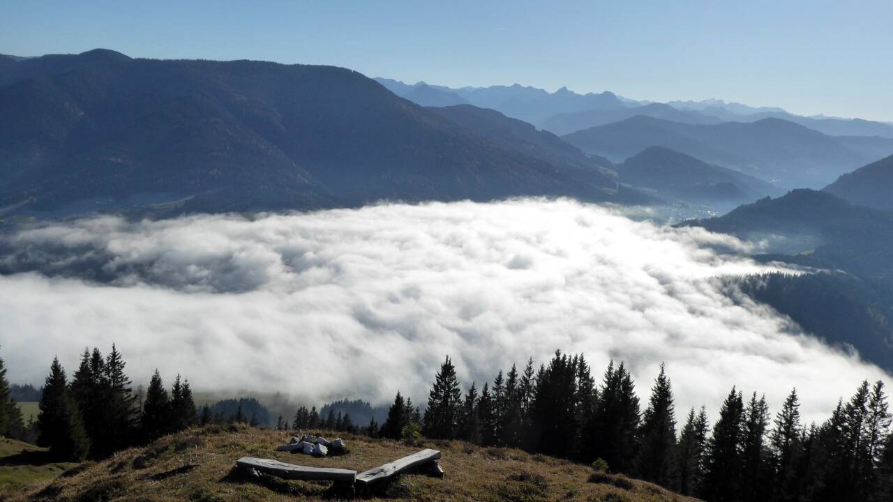 Nebelfreies Sonnenbad am Gappenkopf mit Blick Richtung Goldberggruppe. 