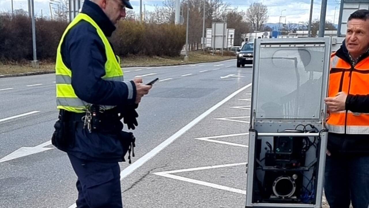 Beschäftigte der Firma MT Verkehrstechnik bei der Arbeit. 