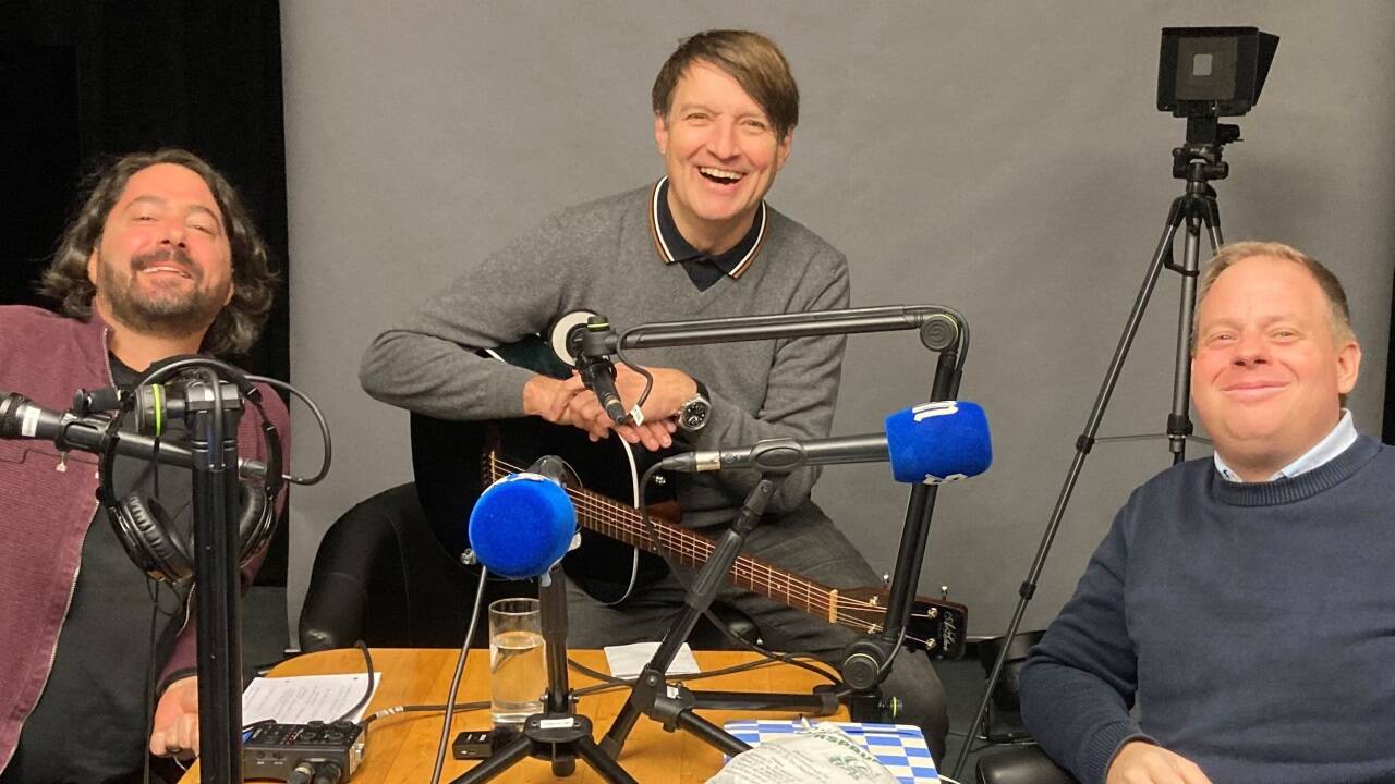 Zu Gast beim Salzburger Popcast: Stootsie und eine seiner Gitarren – im Bild mit den SN-Redakteuren Robert Innerhofer (l.) und Florian Oberhummer (r.). 