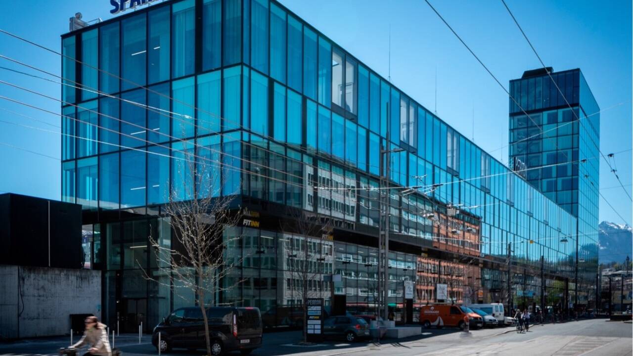 Das Gebäude der Salzburger Sparkasse beim Hauptbahnhof. 
