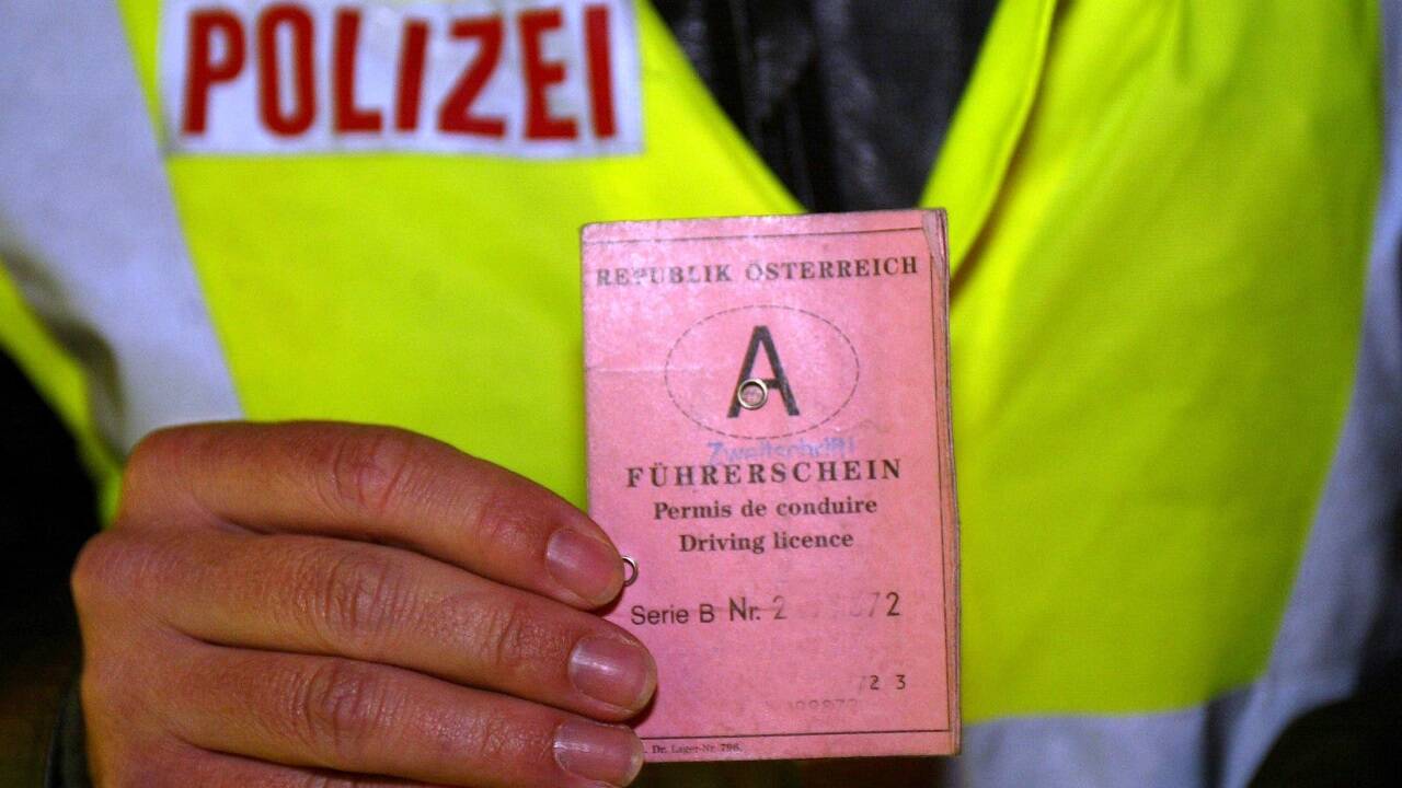Viele Lenker haben noch alte Papierführerscheine.  Viele Lenker haben noch alte Papierführerscheine.