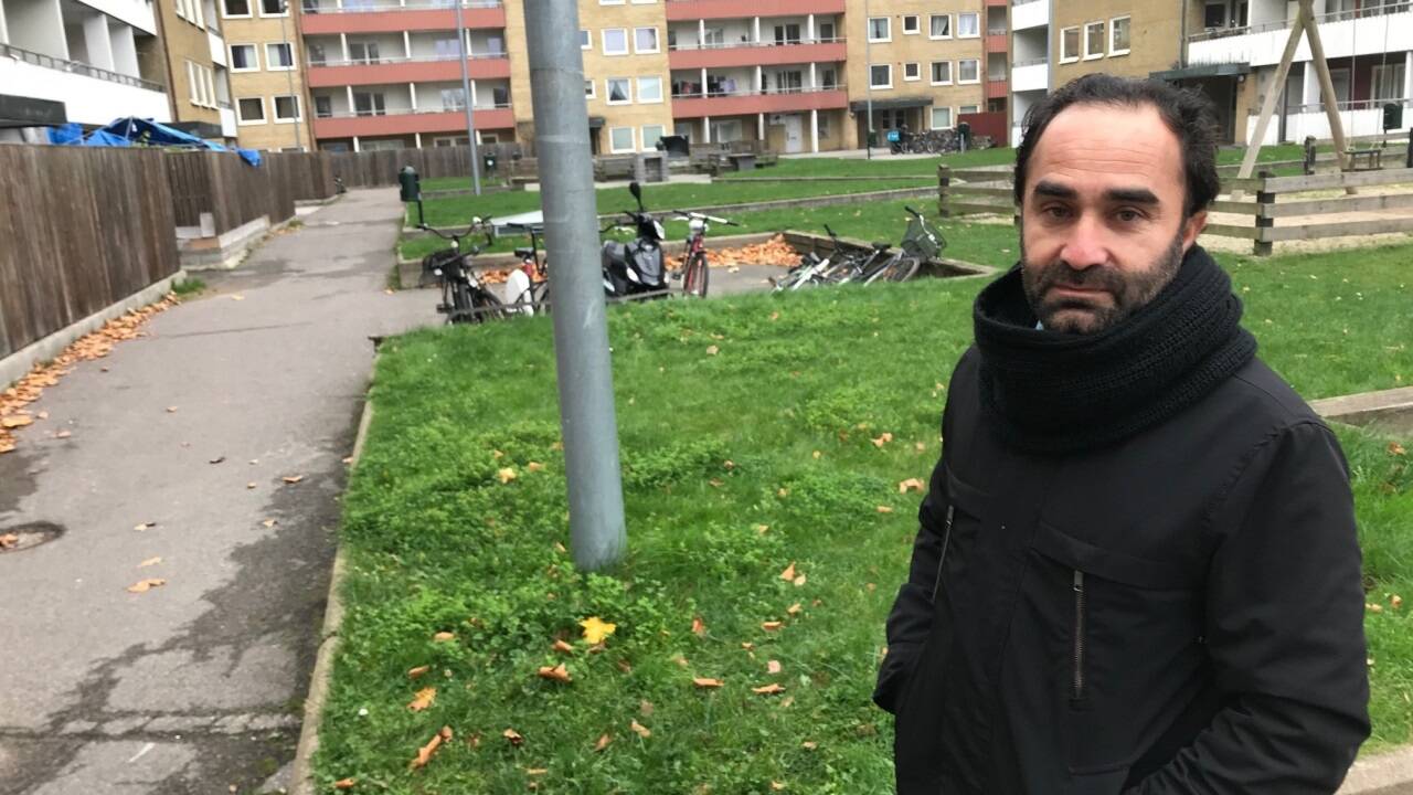 Waser Khan lebt in Rosengård, einem Brennpunkt-Bezirk von Malmö. Waser Khan lebt in Rosengård, einem Brennpunkt-Bezirk von Malmö.