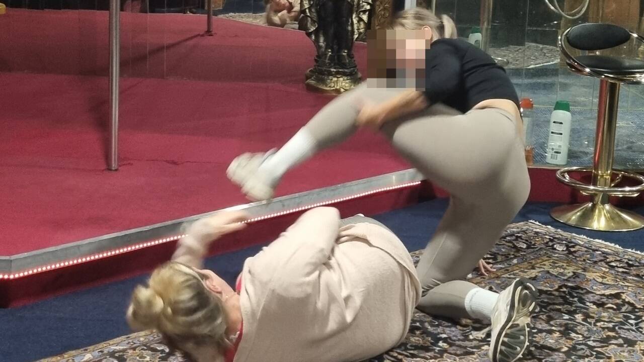 Zwei Sexarbeiterinnen beim Selbstverteidigungstraining im Salzburger Nachtclub Pascha. 22 Frauen nahmen daran teil. 