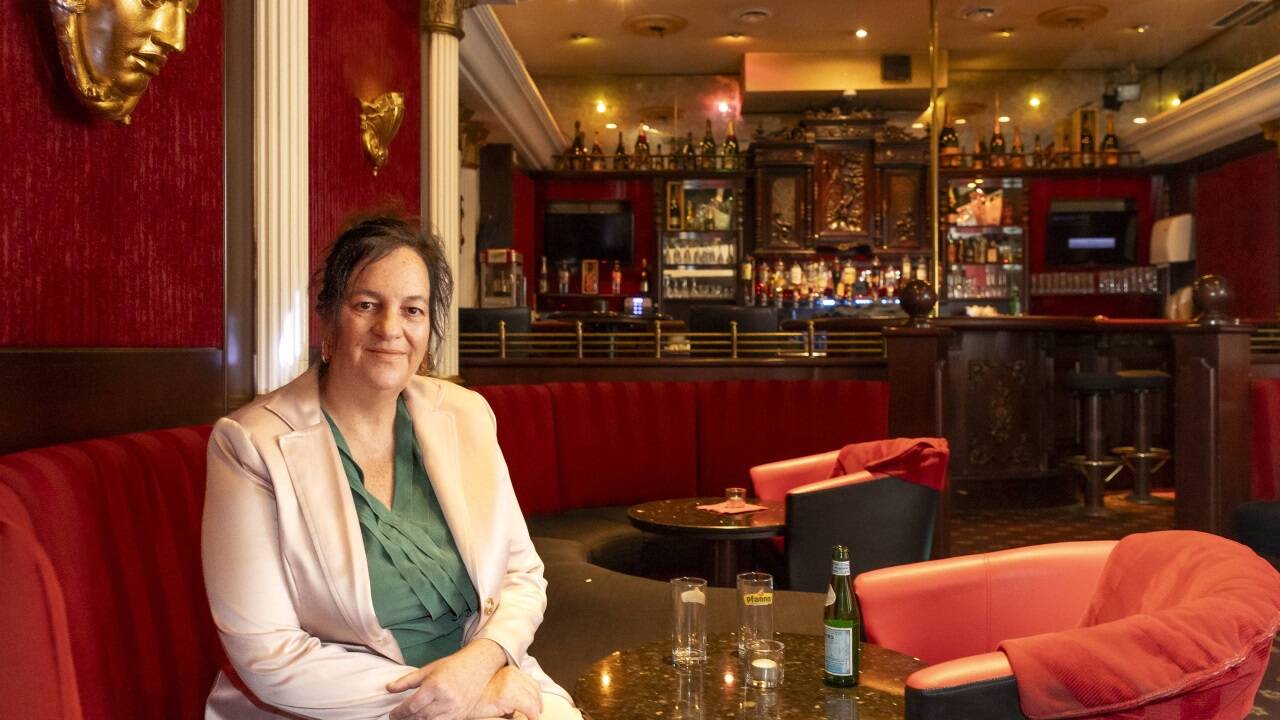 Im Laufhaus Roma fand der Kurs in dieser Bar statt. Im Bild Initiatorin Christine Nagl, Leiterin der Fachberatungsstelle PiA.  
