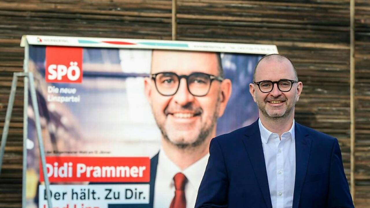 Prammer vor seinem ersten Wahlplakat  Prammer vor seinem ersten Wahlplakat