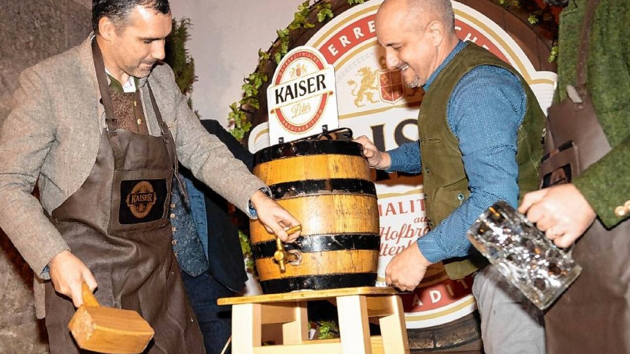 Ein ganz besonderer Bockbieranstich (v. l.): der Halleiner Vizebürgermeister Josef Sailer, Braumeister Martin Simion und Bräustübl-Wirt Nermin Foric mit dem neuen Kaiser Winterquell. Bild:   Ein ganz besonderer Bockbieranstich (v. l.): der Halleiner Vizebürgermeister Josef Sailer, Braumeister Martin Simion und Bräustübl-Wirt Nermin Foric mit dem neuen Kaiser Winterquell. Bild:
