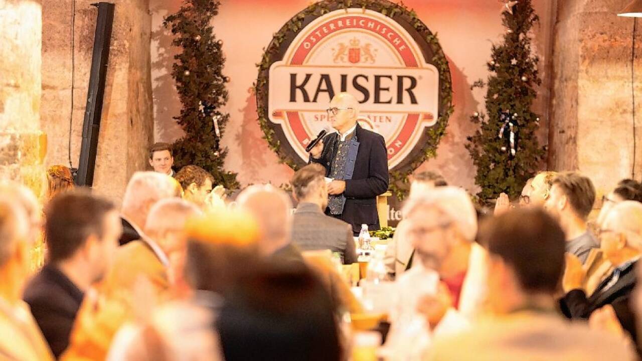 Beim traditionellen Bockbieranstich wurden die neue Spezialitäten vor rund 100 geladenen Gästen im Hofbräu Kaltenhausen präsentiert.   Beim traditionellen Bockbieranstich wurden die neue Spezialitäten vor rund 100 geladenen Gästen im Hofbräu Kaltenhausen präsentiert.