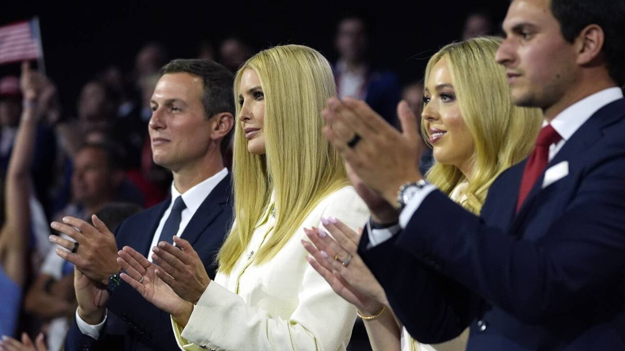 Jared Kushner und Ivanka Trump mit Halbschwester Tiffany und Michael Boulos. /Evan Vucci  Jared Kushner und Ivanka Trump mit Halbschwester Tiffany und Michael Boulos. /Evan Vucci