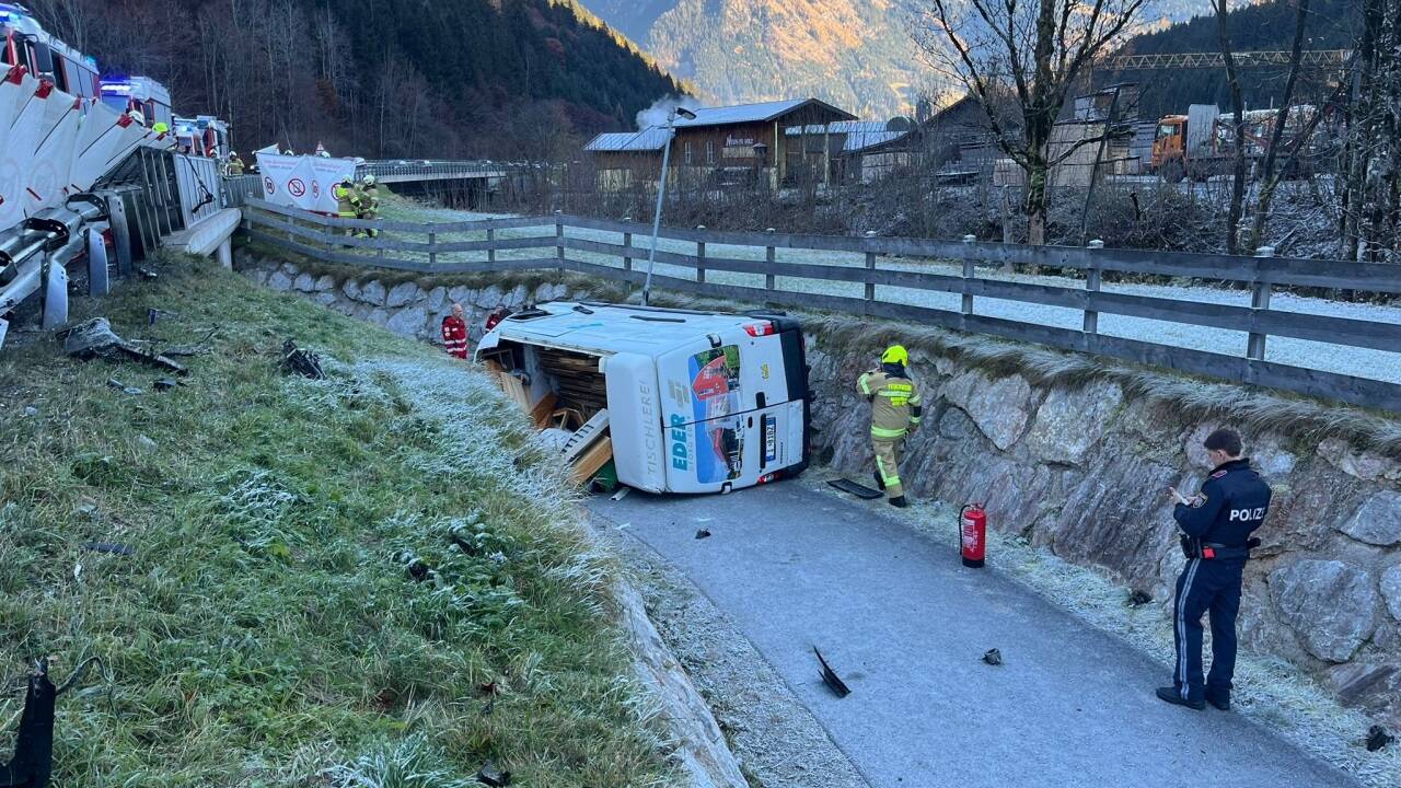 Das Fahrzeug kam aus unbekannter Ursache von der Straße ab. 