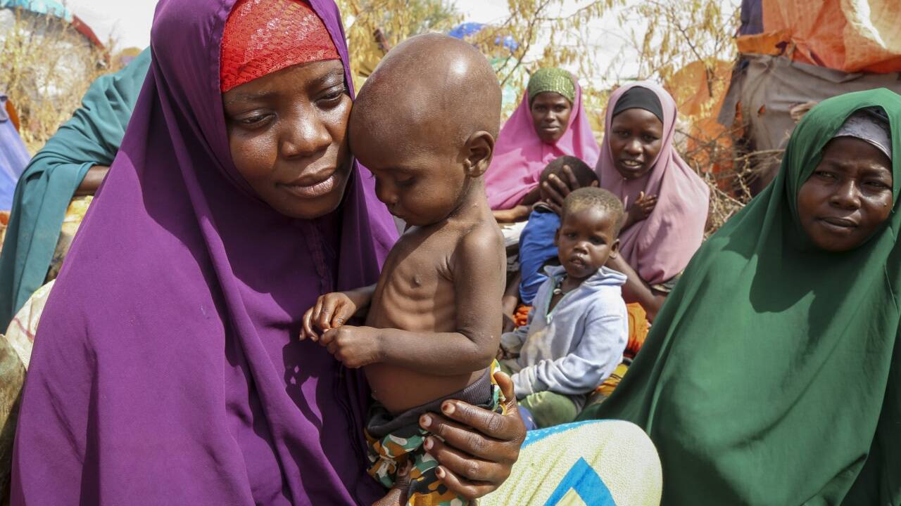 Frauen in Somalia verlassen ihre Heimatorte wegen extremer Dürre. 
