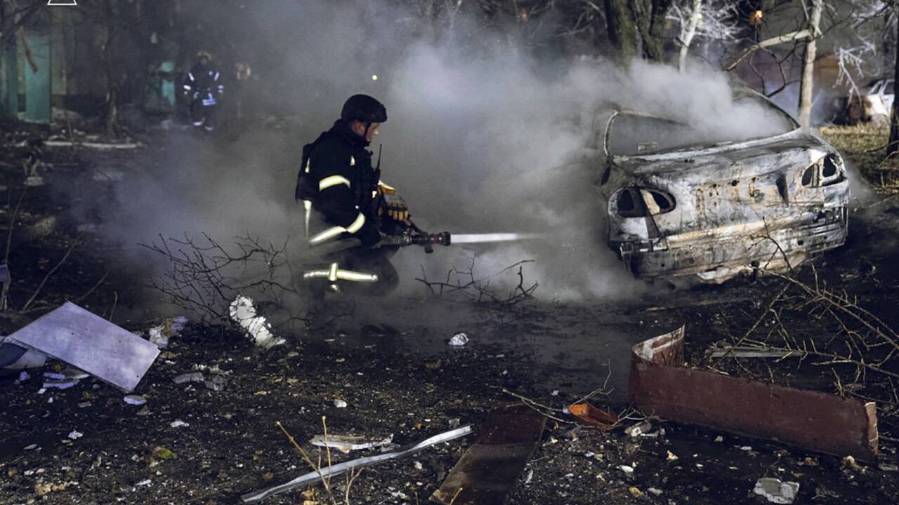 Feuerwehrleute löschen einen Brand, nachdem eine russische Rakete in Sumy, Ukraine, eingeschlagen hat.   Feuerwehrleute löschen einen Brand, nachdem eine russische Rakete in Sumy, Ukraine, eingeschlagen hat.