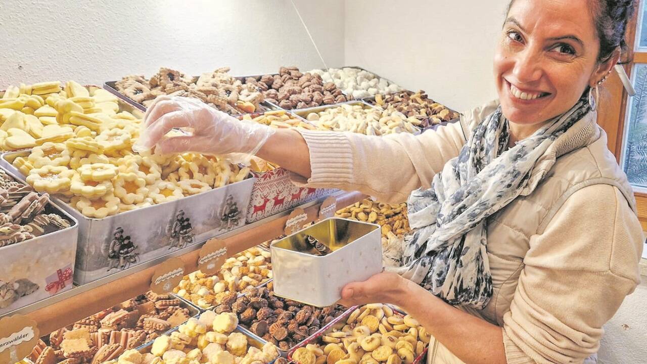 Die Blechdosen sind gut gefüllt in der „Guadlstubn“ von Cäcilia Mayerhofer. Und das wird bis zum 23. Dezember so bleiben. 