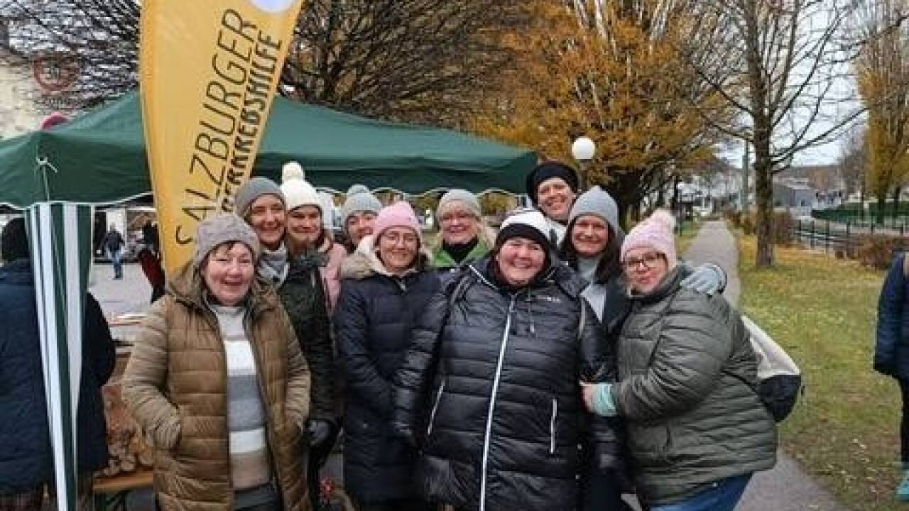 Die fleißigen Bastlerinnen vor ihrem Stand zugunsten der Salzburger Kinderkrebshilfe.  Die fleißigen Bastlerinnen vor ihrem Stand zugunsten der Salzburger Kinderkrebshilfe.
