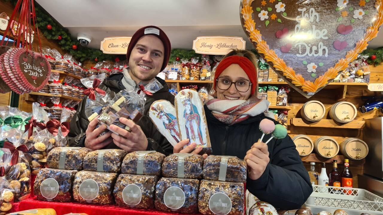 Margaritha Prossinger und Michael Meinhart aus Straßwalchen betreiben Stand Nummer 43 mit Lebkuchen und Honigwein aus regionaler Produktion.  