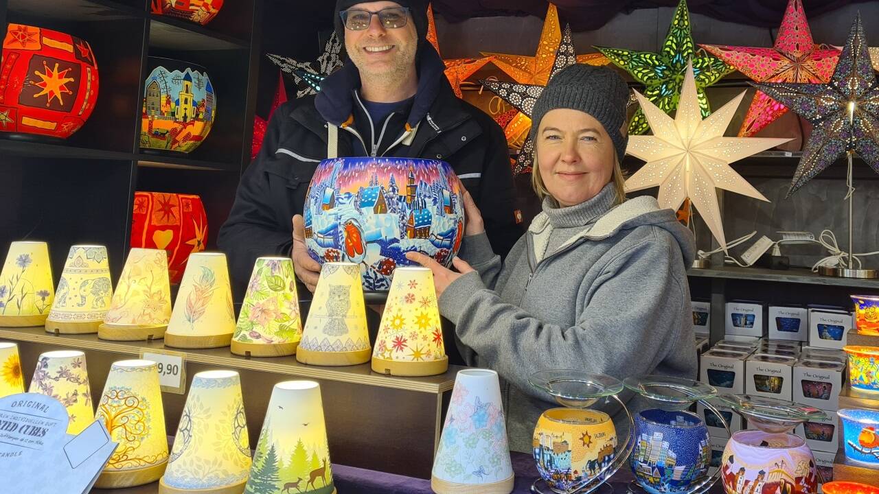 Standbetreiber Christoph Thiel und Mitarbeiterin Johanna Rinnerthaler verkaufen Papiersterne und Leuchtgläser.  