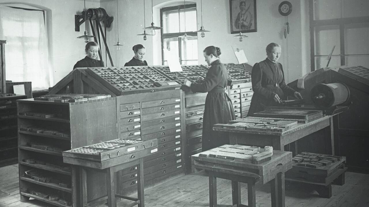 Die Schwestern beim Setzen in der Druckerei in Maria Sorg um 1900. 