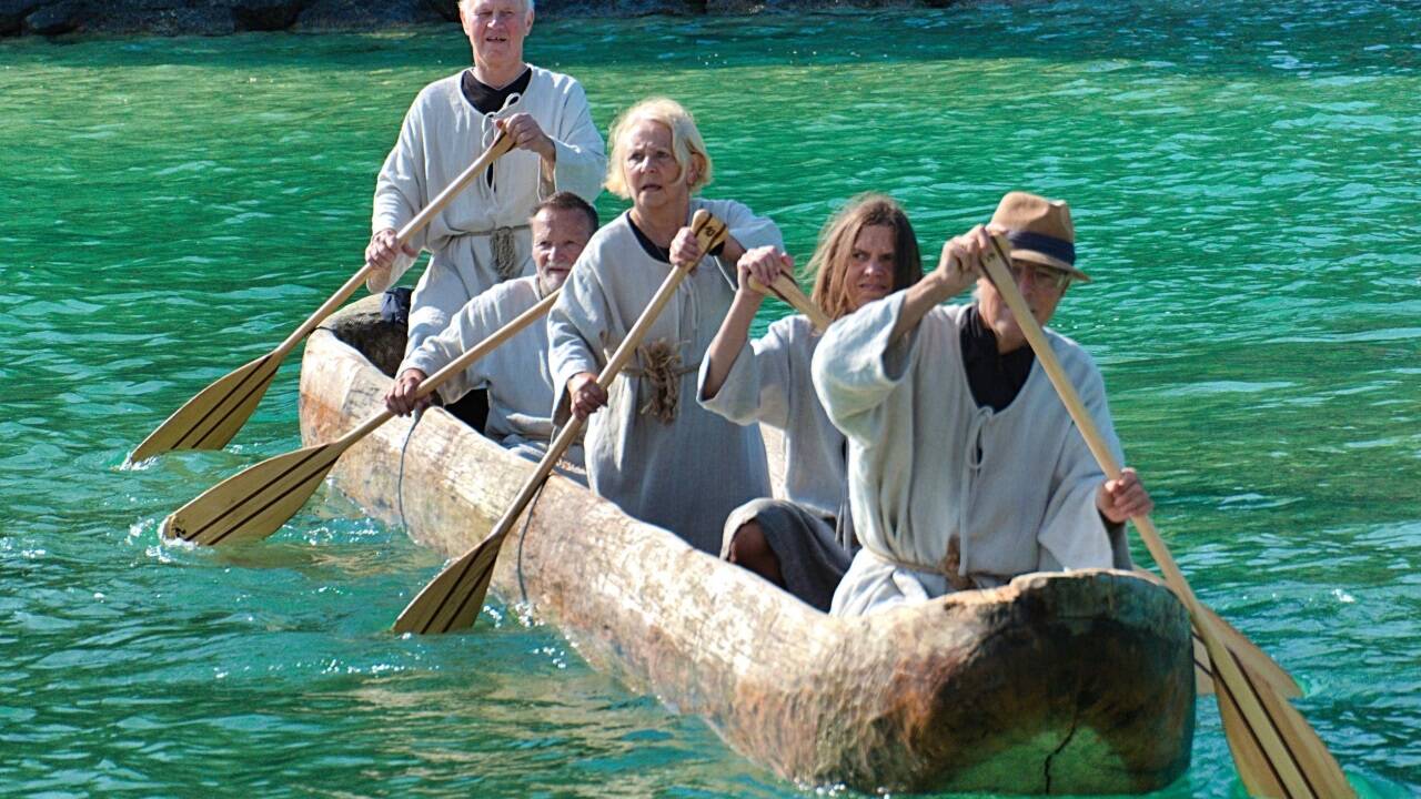 Mit den Einbäumen wurden auf dem Attersee auch Ausfahrten in historischen Kostümen sowie Regatten gefahren. 
