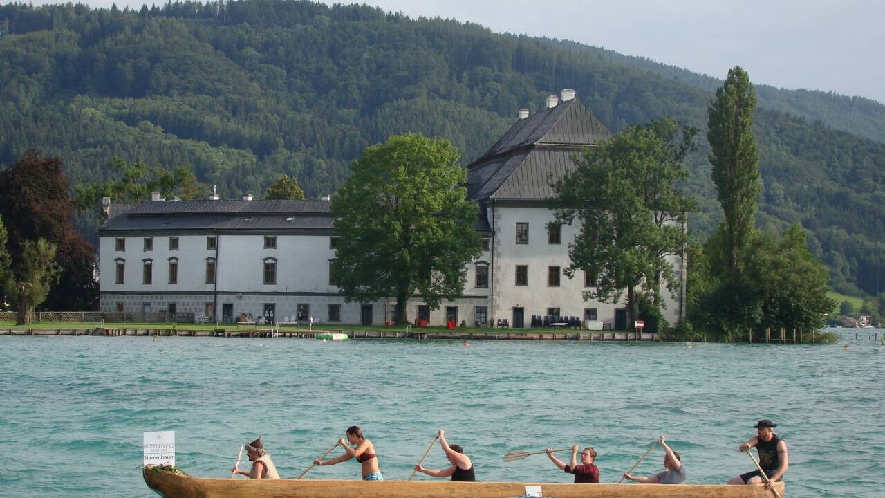 Mit einem Einbaum über den Attersee. 