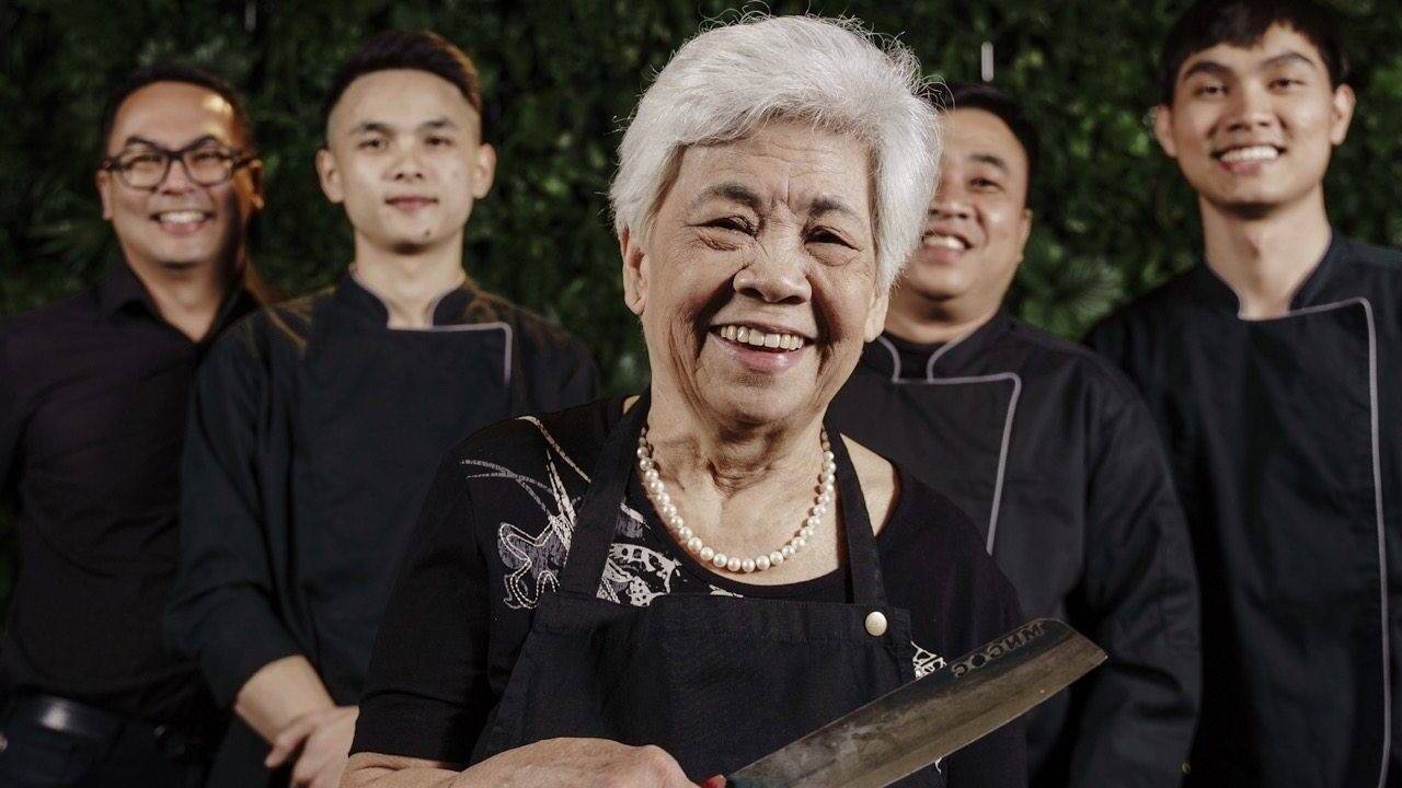 Die frisch dekorierte Haubenköchin Thi Ba Nguyen (83) steht am liebsten am Herd, links hinten ihr Sohn Robert. Die frisch dekorierte Haubenköchin Thi Ba Nguyen (83) steht am liebsten am Herd, links hinten ihr Sohn Robert.