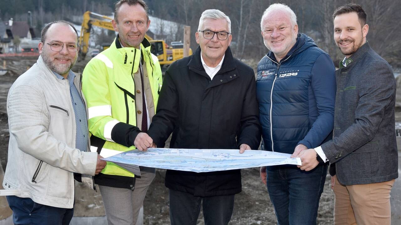V.l.: Gemeinderat Georg Pritz, Bgm. Leonhard Kocher, LR Josef Schwaier, Robert Loitzl und Gemeinderat Peter Embacher.  