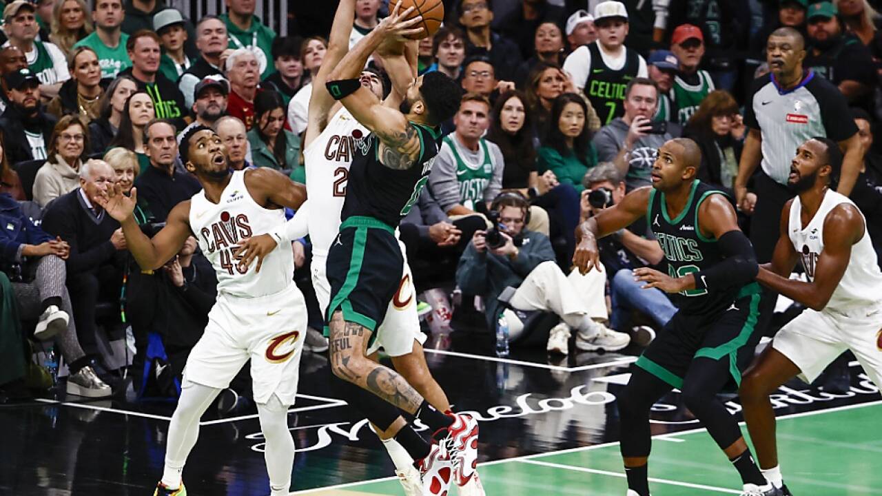 Meister Boston fügte Cleveland erste Niederlage zu  Meister Boston fügte Cleveland erste Niederlage zu