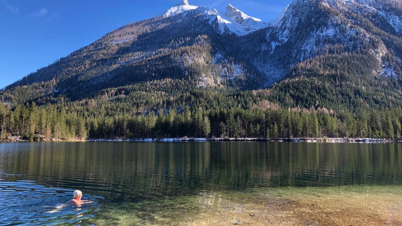 Eisschwimmen tritt in der kalten Jahreszeit zunehmend in den Fokus von Abenteuerlustigen  