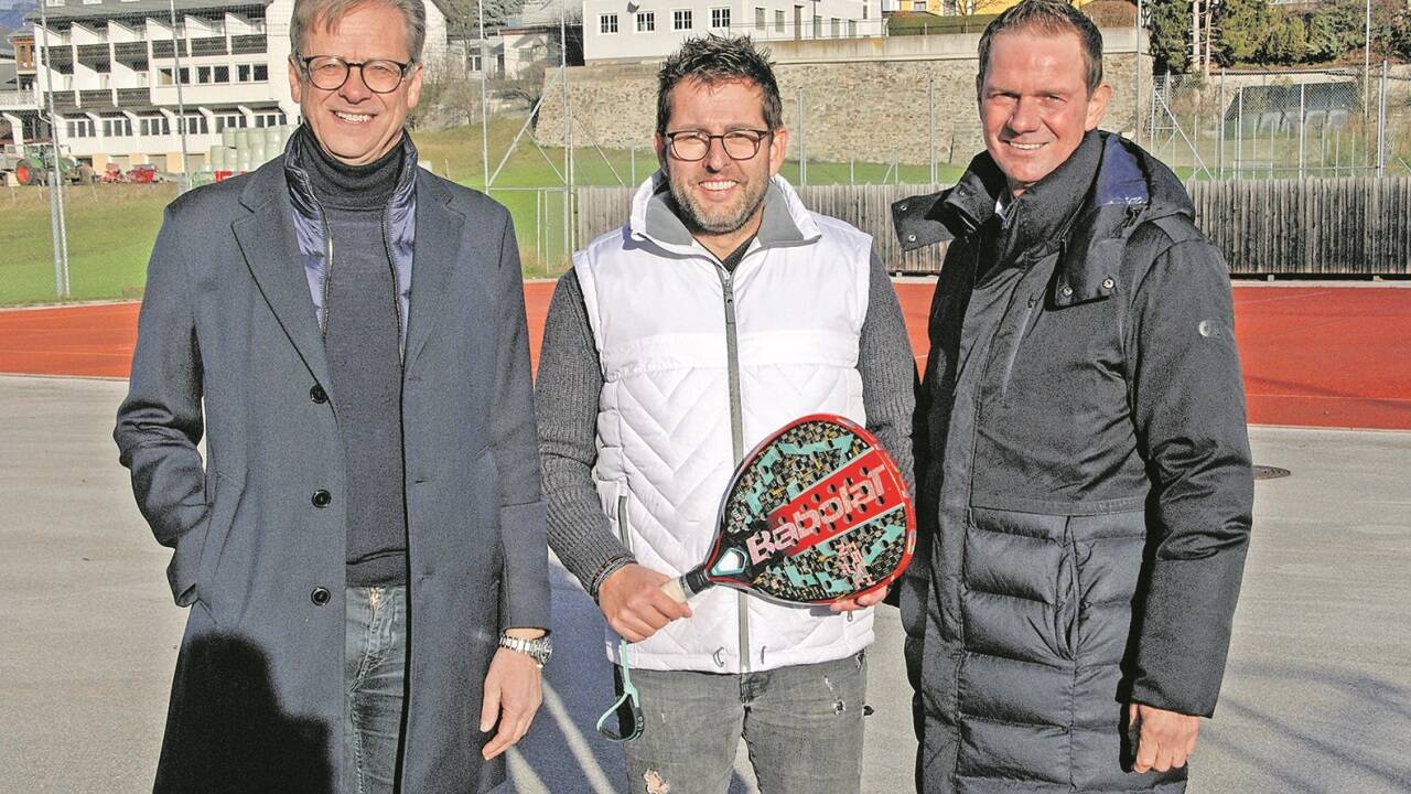 Von links Bürgermeister Wolfgang Pfeifenberger, Alexander Moser und Gemeinderat Harald Moser. Kleines Bild: In der Visualisierung sind die beiden geplanten Padel-Plätze zu sehen.  