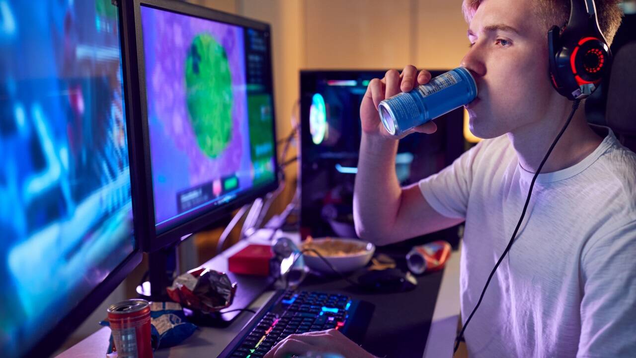 Energydrinks wie etwa Red Bull, Snacks und Gaming – ein Klischeebild, das aber offenbar von vielen Jugendlichen tatsächlich gelebt wird. Energydrinks wie etwa Red Bull, Snacks und Gaming – ein Klischeebild, das aber offenbar von vielen Jugendlichen tatsächlich gelebt wird.