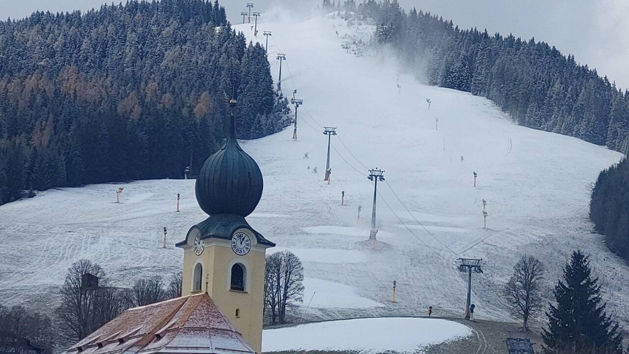 Auch in Saalbach laufen seit der Nacht auf Mittwoch die Schneekanonen. 