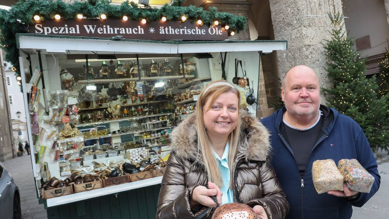 Michael Lerchl und seine Frau Evelyne Resch-Lerchl vor der Dufthütte am Salzburger Christkindlmarkt auf dem Domplatz.  