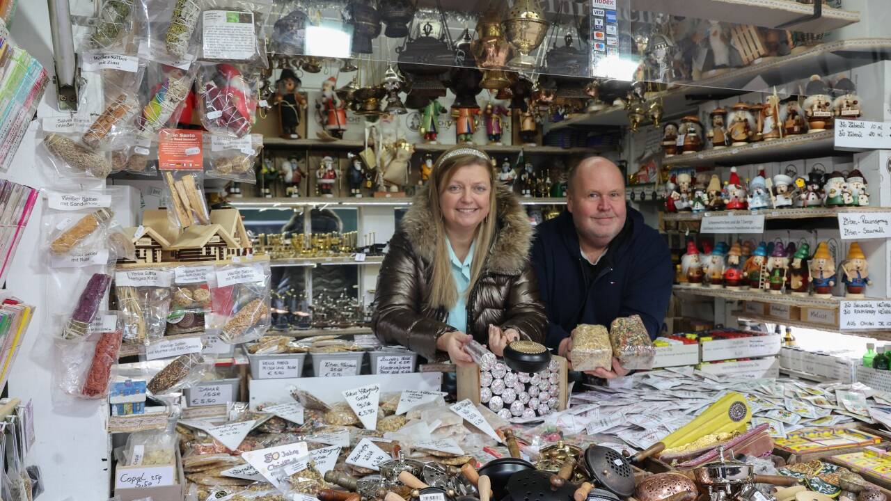 Michael Lerchl und seine Frau Evelyne Resch-Lerchl in der Dufthütte am Salzburger Christkindlmarkt auf dem Domplatz.  