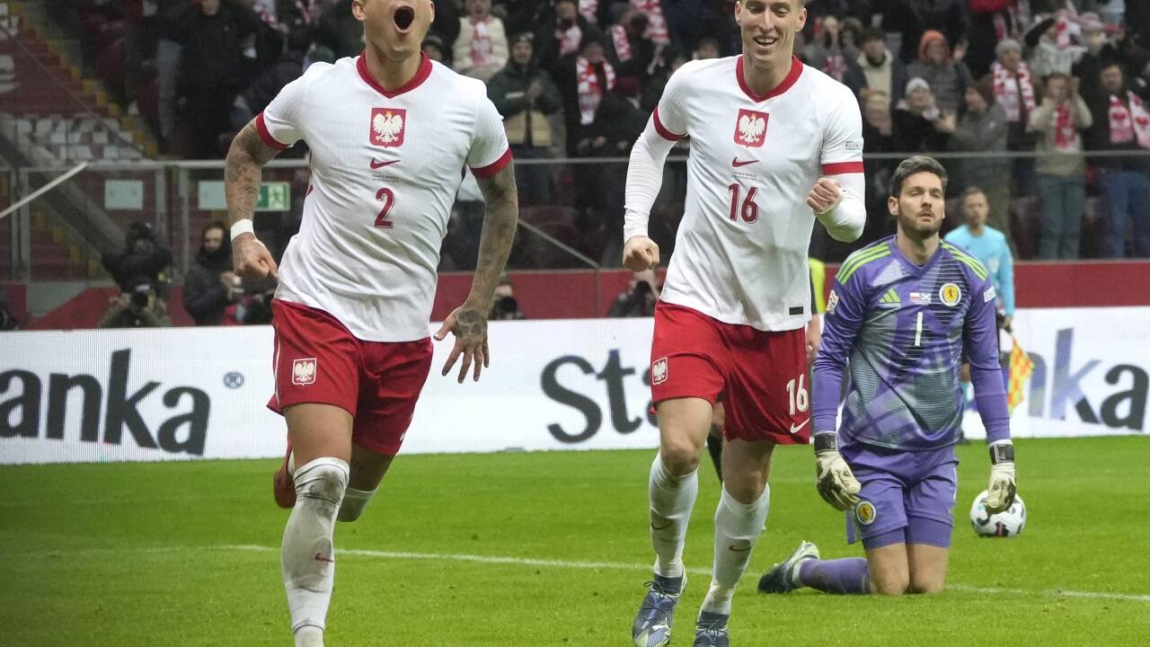 Polens Kamil Piątkowski (l.) traf sehenswert mit einem Distanzschuss. 