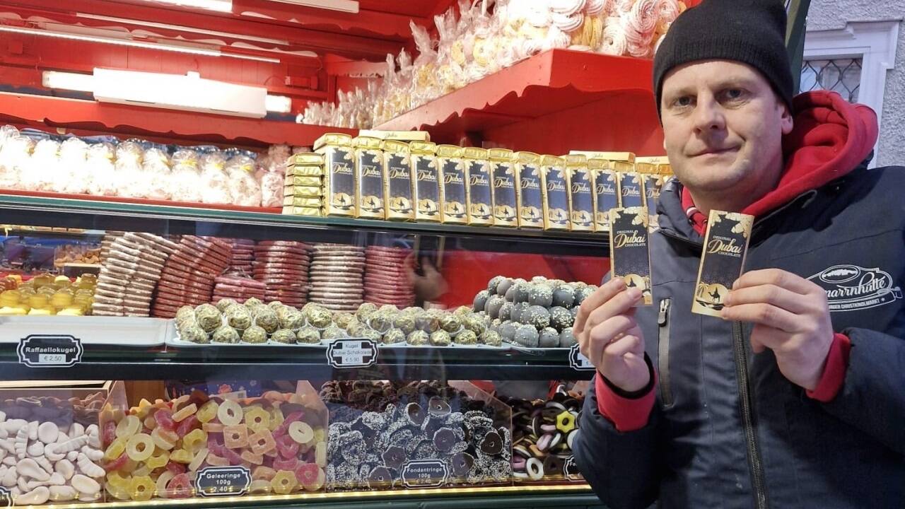 Patrick Falkensteiner an seinem Süßwarenstand. Er wird heuer auch die begehrte Original Dubai Chocolate anbieten – als Tafel und als Kugeln.  
