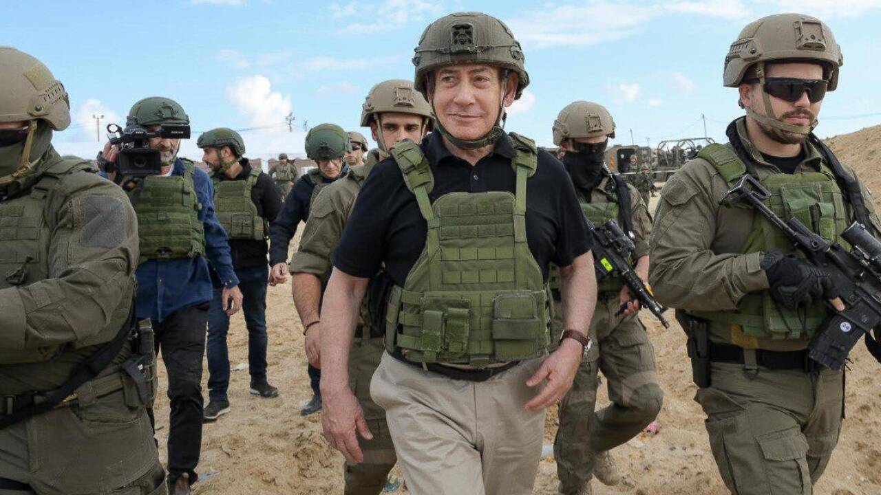 Israels Premier Netanjahu beim Truppenbesuch im Netzarim-Korridor, der den Norden vom Süden des Gazastreifens trennt.   Israels Premier Netanjahu beim Truppenbesuch im Netzarim-Korridor, der den Norden vom Süden des Gazastreifens trennt.